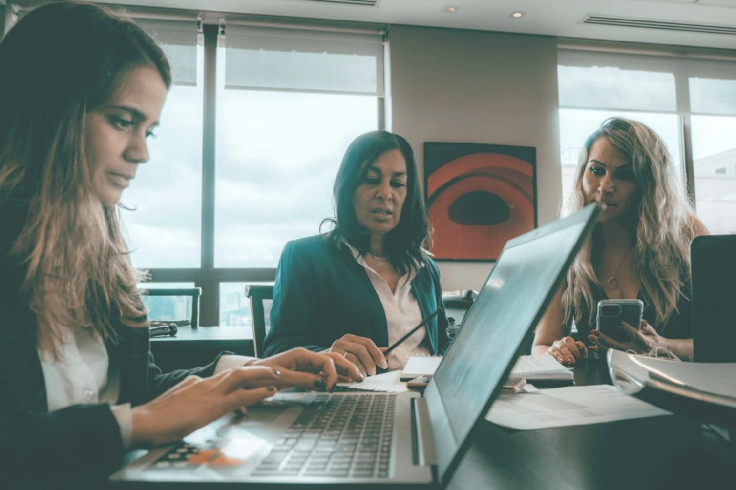 Grupo de profesionales colaborando en análisis financiero