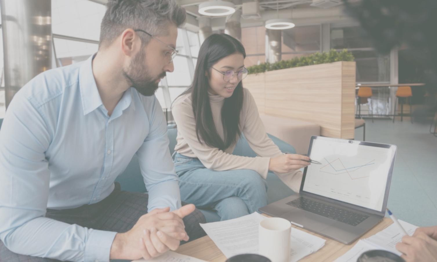 Equipo de viontarentxaqiv trabajando en estrategias financieras